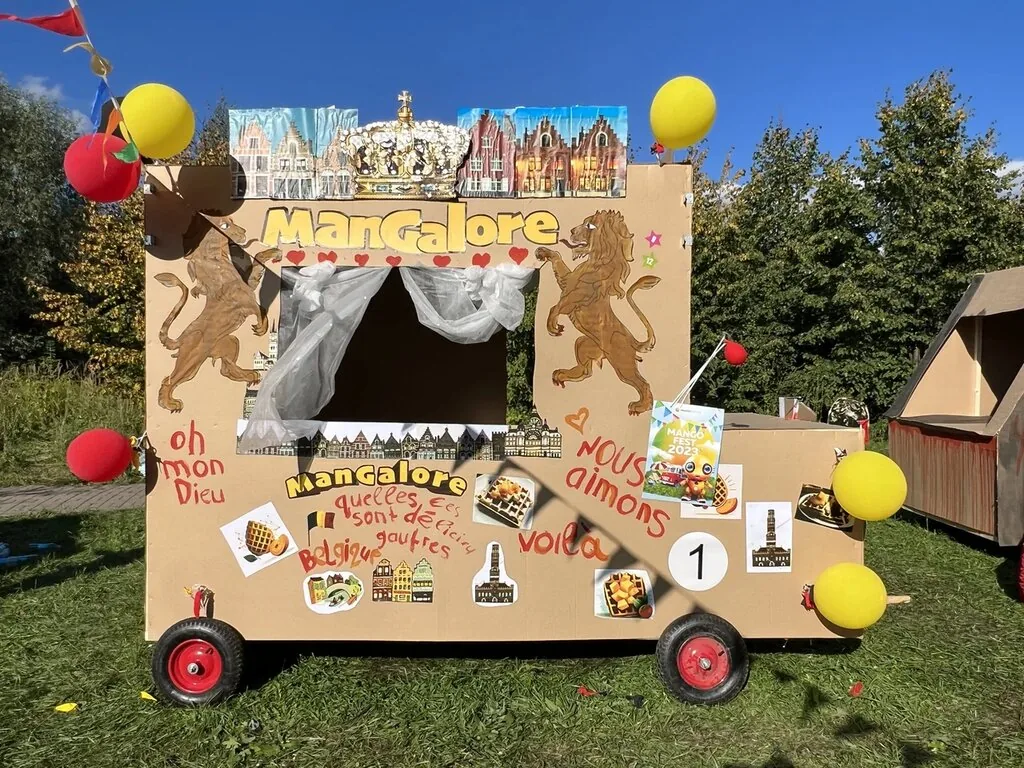 Фудтрак, оформленный командой на фестивале