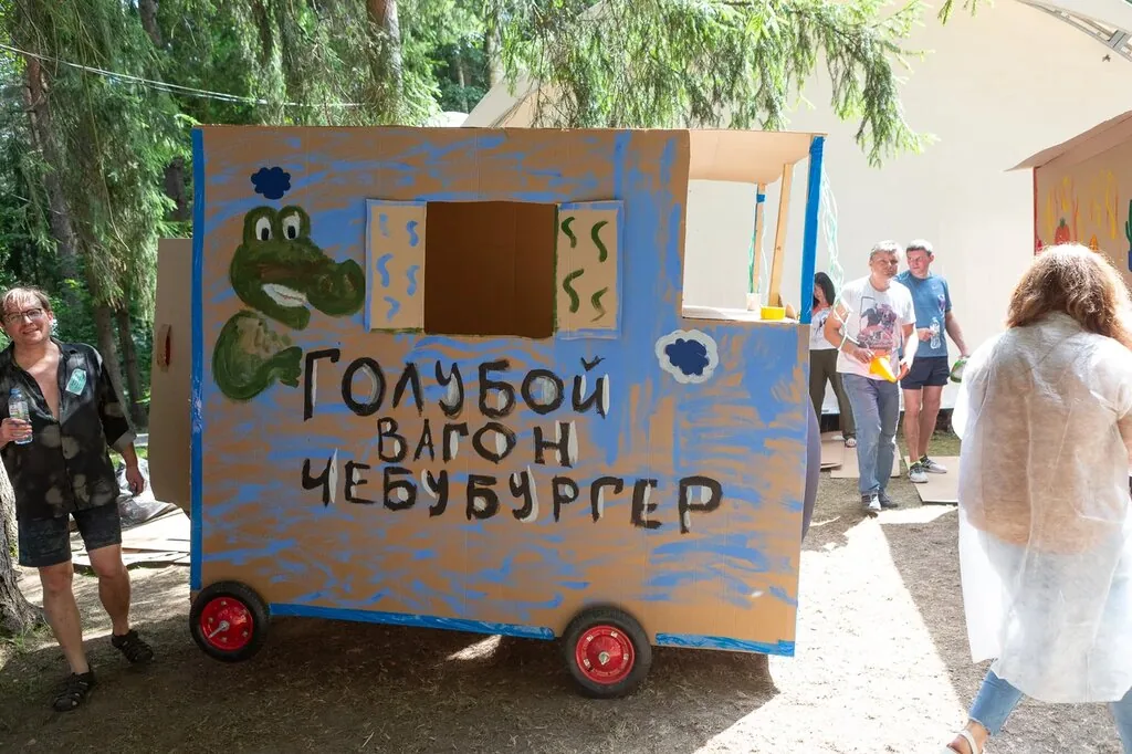 Фудтрак на лесной поляне