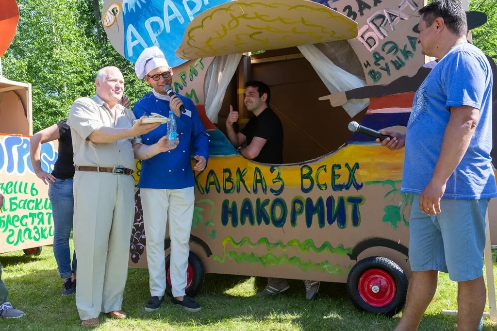 Экипаж фудтрака на поляне