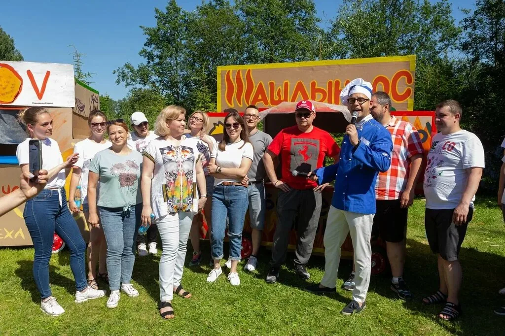 Ведущий открывает праздник