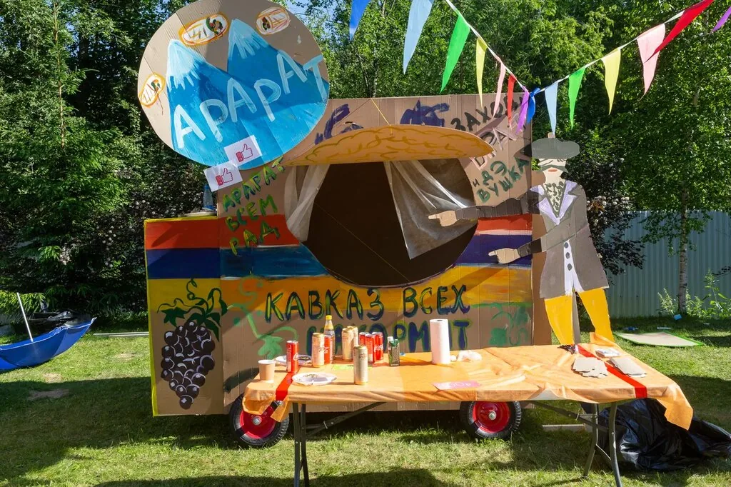 Картонная точка с прилавком и столом
