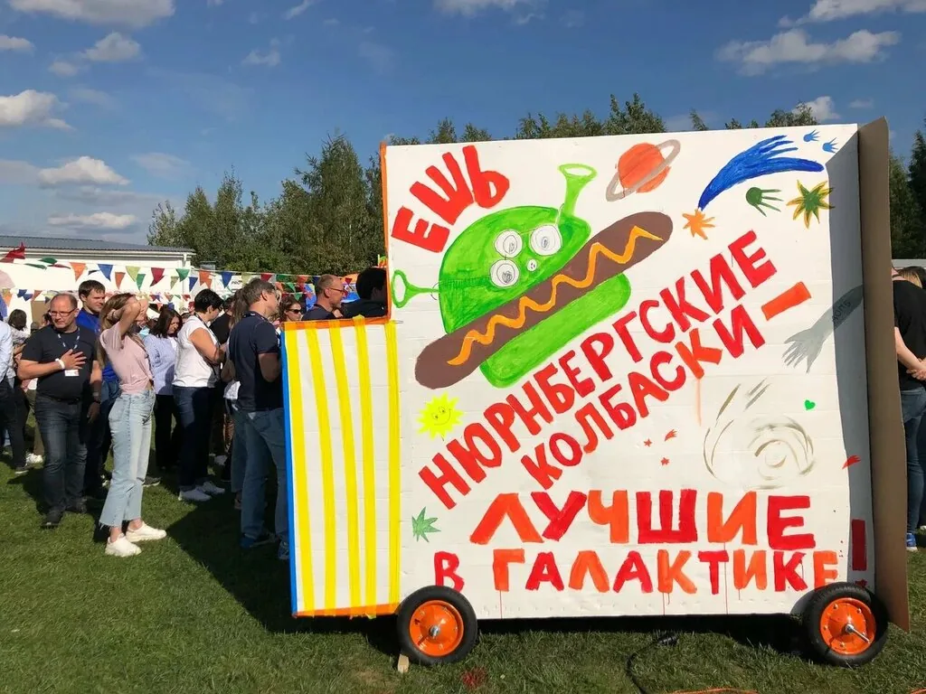 Расписанный щит команды