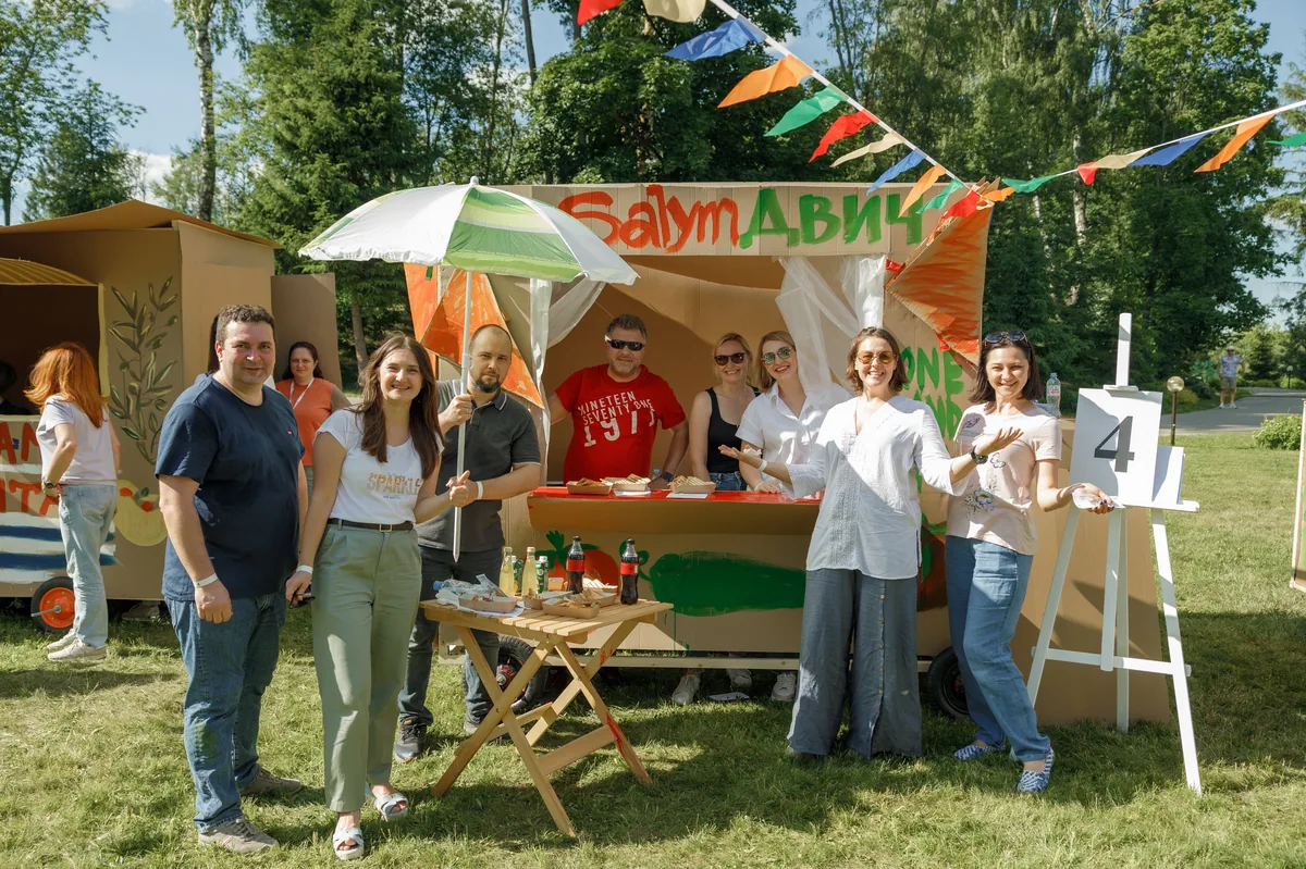 Команда у точки с зонтом