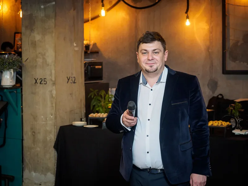 Ведущий интеллектуального квиза с микрофоном