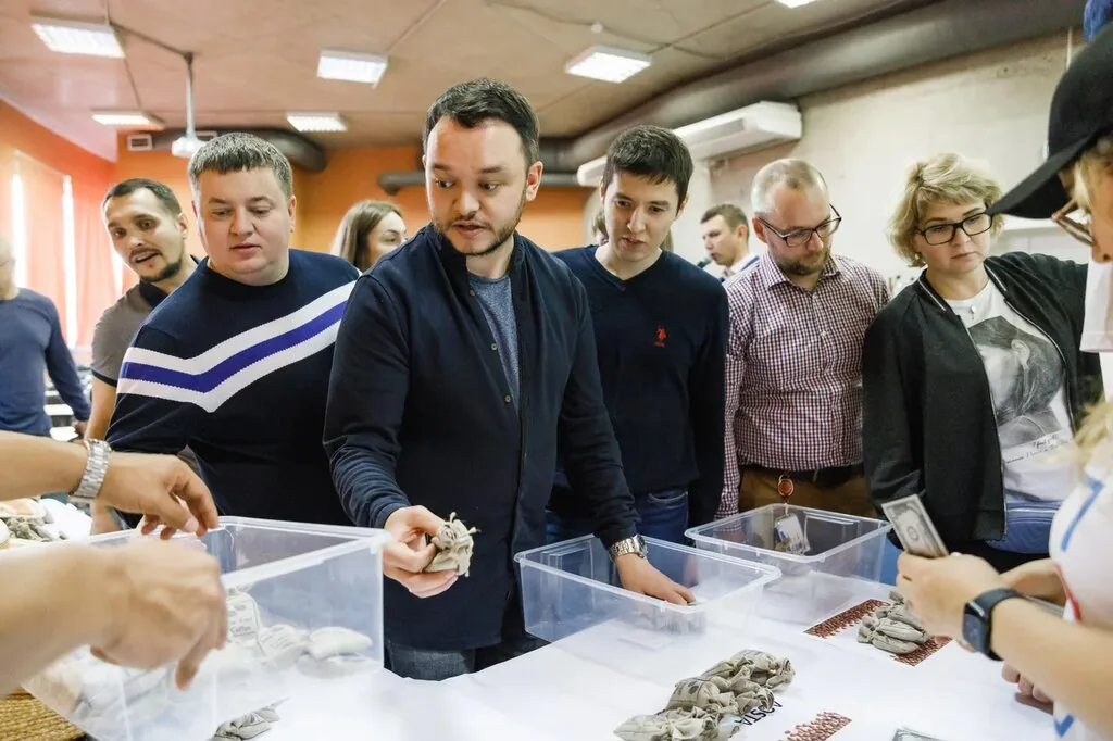 Участники разбирают мешочки с зерном