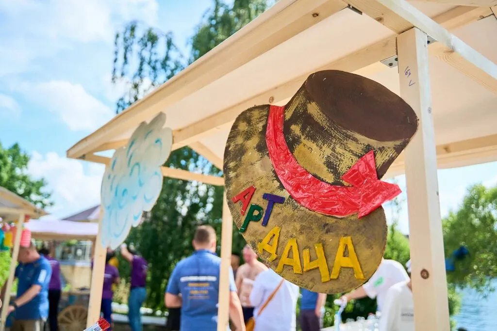 Деревянный навес с вывеской