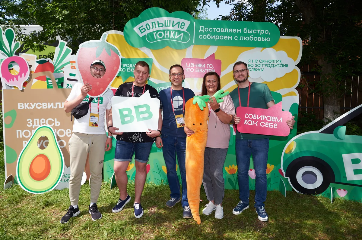 Команда с реквизитом у фотозоны