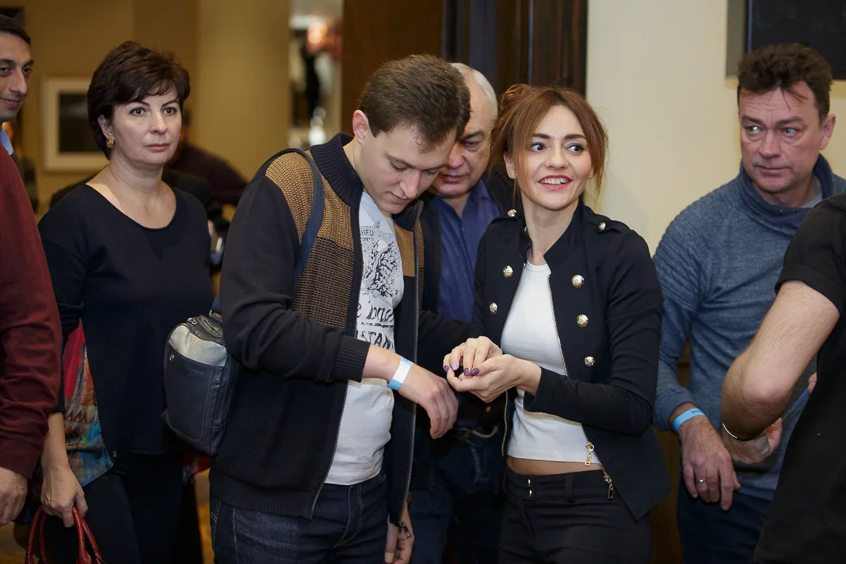 Гостям надевают браслеты на входе