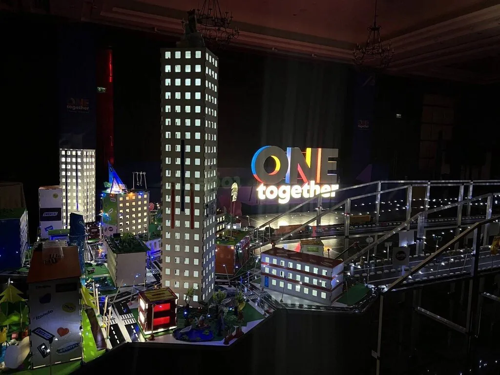 Неоновая надпись One Together над готовым городом