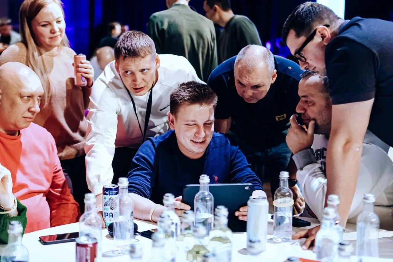 Участники обсуждают промпты на нейро-практикуме · кадр 19
