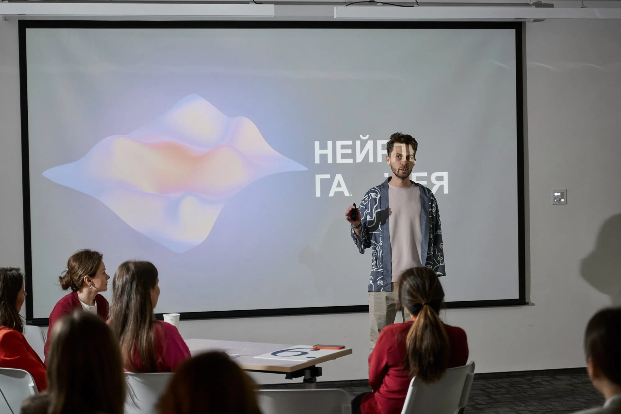 Эксперт разбирает результаты работы команды с ИИ · кадр 8