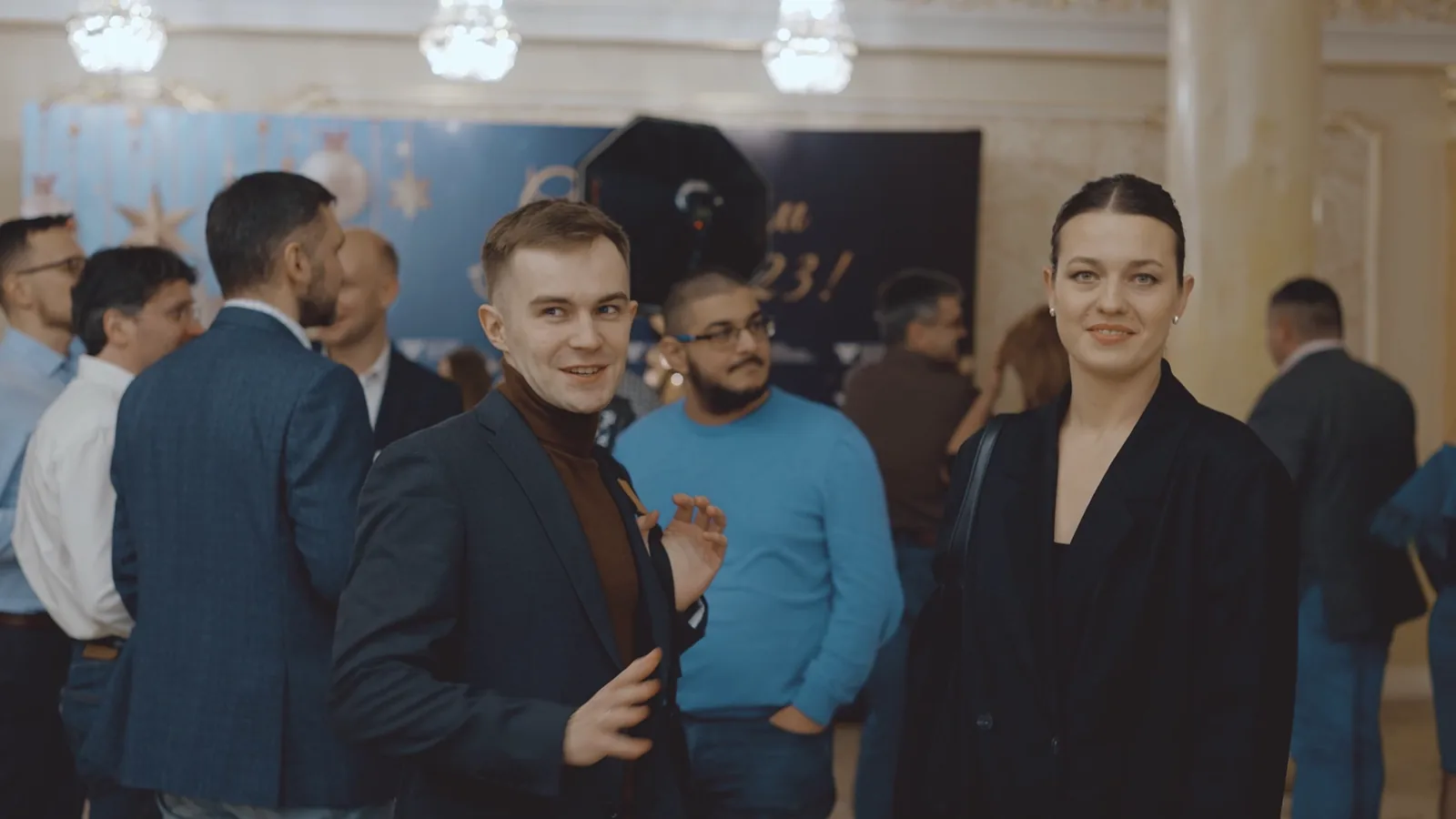 Коллеги собираются перед началом вечера