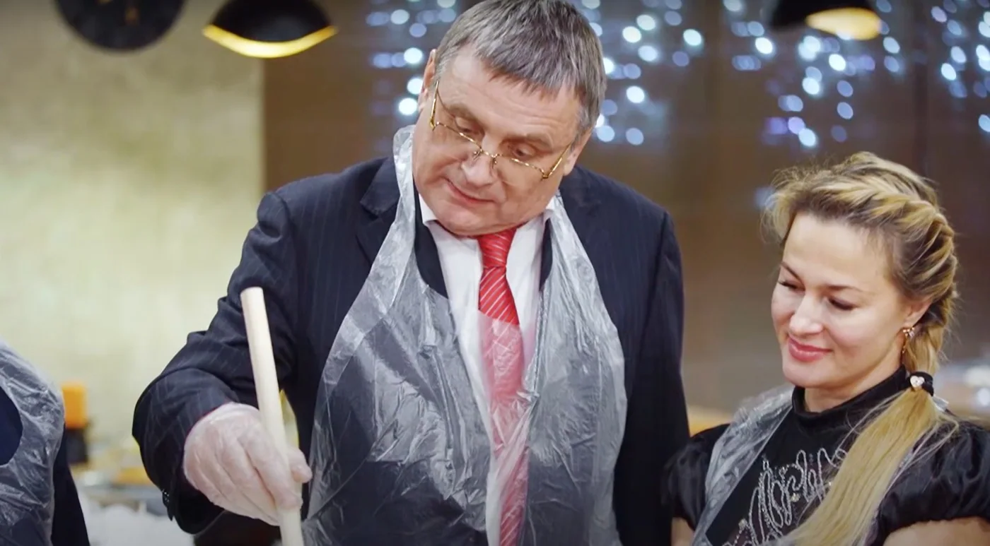 Гость готовит на кулинарном блоке