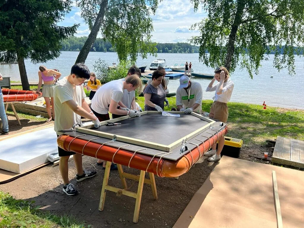Сборка плота на берегу озера