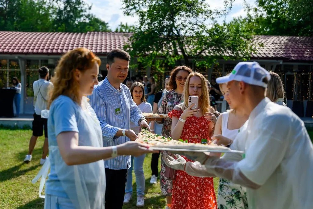 Команда несёт сектор пиццы